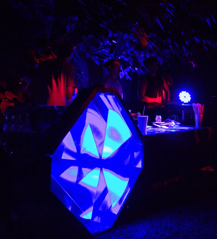 Escultura luminosa junto a la cabina
